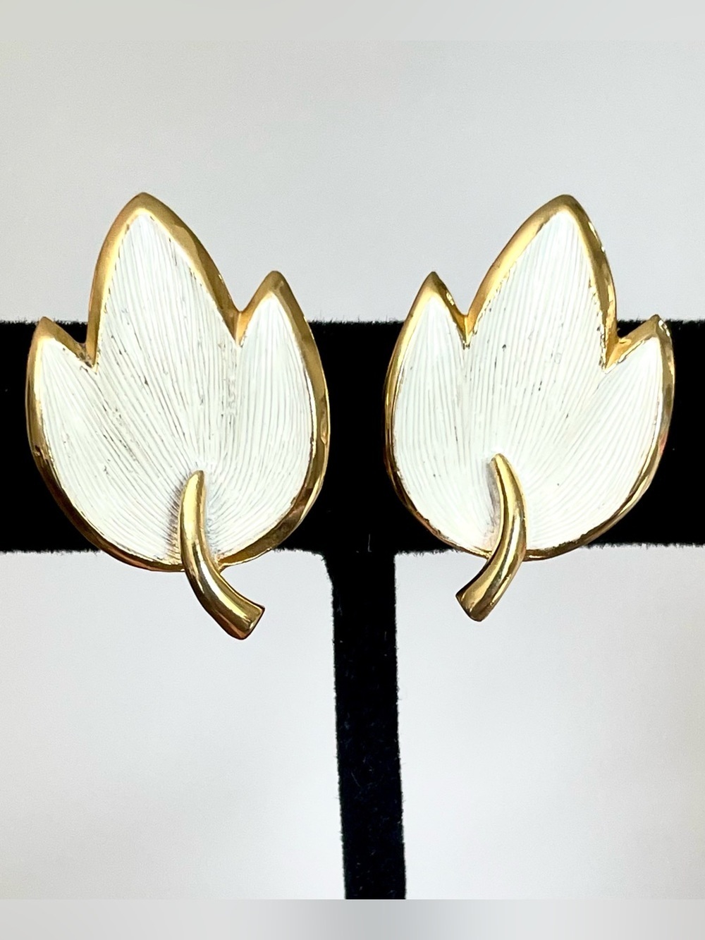 Crown Trifari Vintage White Enamel Leaf Clip Earrings Gold Tone 1960s Chic Retro